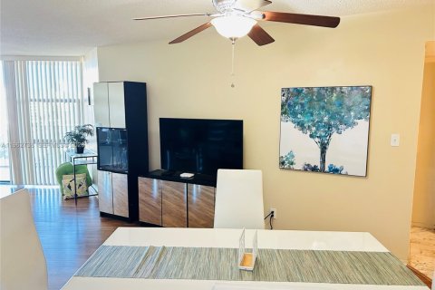 Condo in Hallandale Beach, Florida, 1 bedroom  № 2024110 - photo 22
