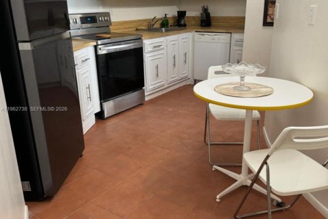 Condo in Hallandale Beach, Florida, 1 bedroom  № 2024110 - photo 11