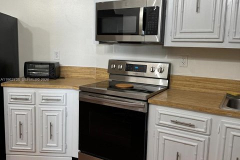 Condo in Hallandale Beach, Florida, 1 bedroom  № 2024110 - photo 12