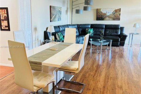 Condo in Hallandale Beach, Florida, 1 bedroom  № 2024110 - photo 19