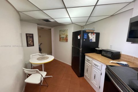 Condo in Hallandale Beach, Florida, 1 bedroom  № 2024110 - photo 10