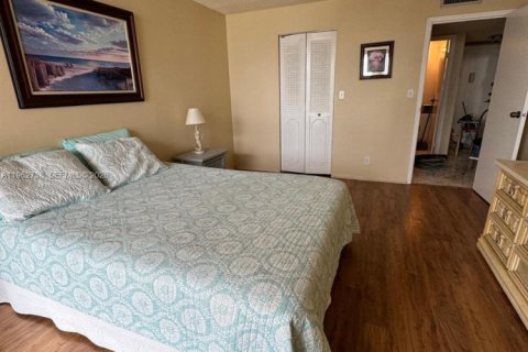 Condo in Hallandale Beach, Florida, 1 bedroom  № 2024110 - photo 17