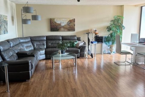 Condo in Hallandale Beach, Florida, 1 bedroom  № 2024110 - photo 4