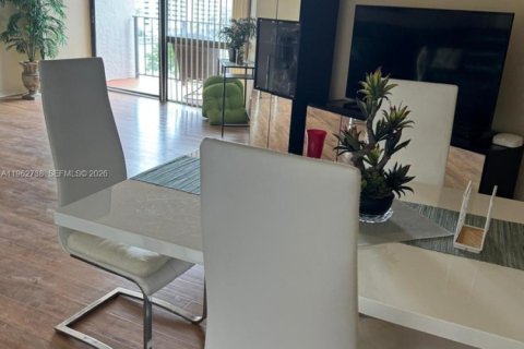 Condo in Hallandale Beach, Florida, 1 bedroom  № 2024110 - photo 8