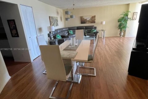 Condo in Hallandale Beach, Florida, 1 bedroom  № 2024110 - photo 7