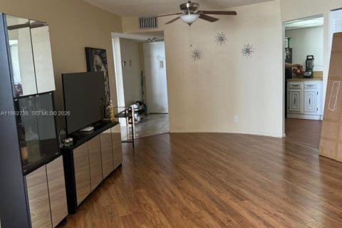 Condo in Hallandale Beach, Florida, 1 bedroom  № 2024110 - photo 3