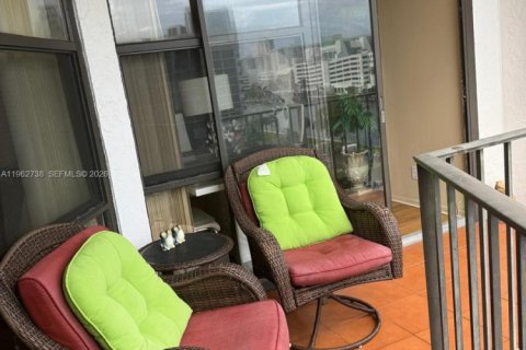 Condo in Hallandale Beach, Florida, 1 bedroom  № 2024110 - photo 13