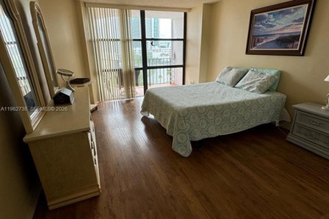 Condo in Hallandale Beach, Florida, 1 bedroom  № 2024110 - photo 16