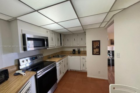 Condo in Hallandale Beach, Florida, 1 bedroom  № 2024110 - photo 9