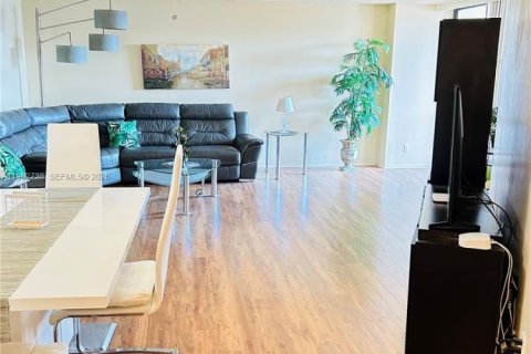 Condo in Hallandale Beach, Florida, 1 bedroom  № 2024110 - photo 20