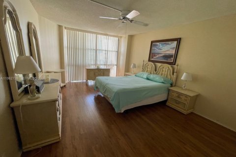 Condo in Hallandale Beach, Florida, 1 bedroom  № 2024110 - photo 15