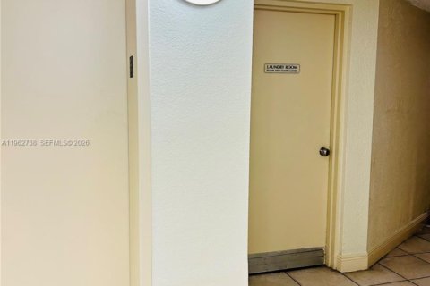 Condo in Hallandale Beach, Florida, 1 bedroom  № 2024110 - photo 28