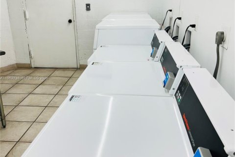 Condo in Hallandale Beach, Florida, 1 bedroom  № 2024110 - photo 27