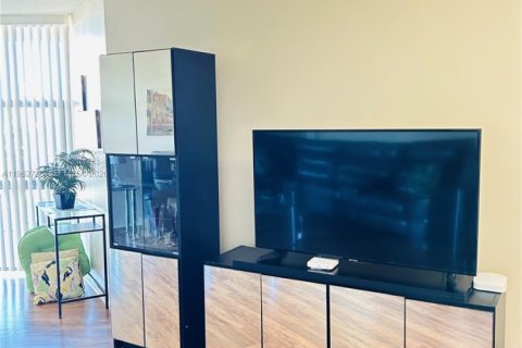 Condo in Hallandale Beach, Florida, 1 bedroom  № 2024110 - photo 21