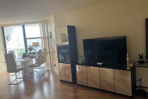 Condo in Hallandale Beach, Florida, 1 bedroom  № 2024110 - photo 2