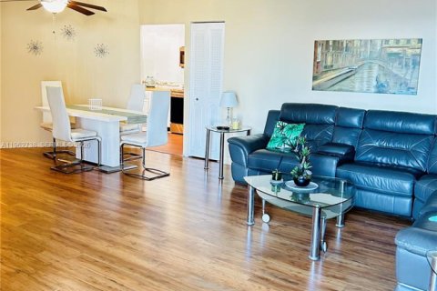 Condo in Hallandale Beach, Florida, 1 bedroom  № 2024110 - photo 24