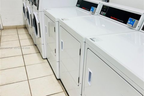 Condo in Hallandale Beach, Florida, 1 bedroom  № 2024110 - photo 26