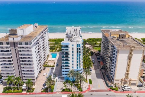 Condominio en venta en Surfside, Florida, 2 dormitorios, 86.4 m2 № 1862293 - foto 1