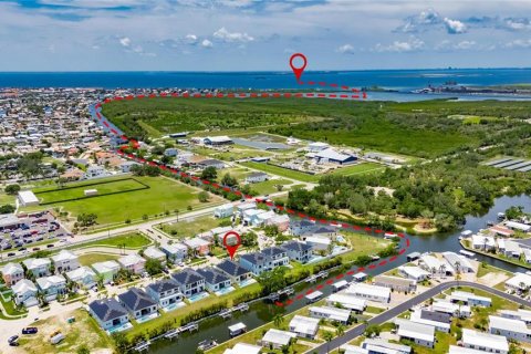 Купить виллу или дом в Аполло-Бич, Флорида 8 комнат, 196.49м2, № 1757731 - фото 4