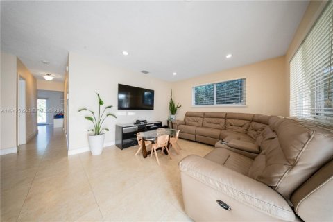 Villa ou maison à louer à Miami, Floride: 3 chambres, 143.63 m2 № 2000504 - photo 3