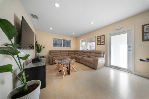 Villa ou maison à louer à Miami, Floride: 3 chambres, 143.63 m2 № 2000504 - photo 2