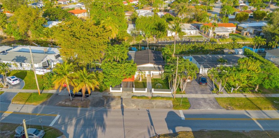 Villa ou maison à Miami, Floride 3 chambres, 143.63 m2 № 2000504