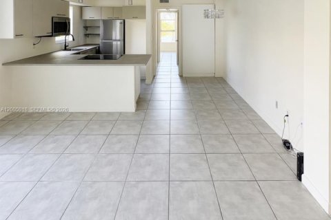 Condominio en alquiler en Miami, Florida, 1 dormitorio, 68.84 m2 № 2069027 - foto 2