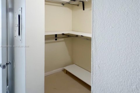 Condominio en alquiler en Miami, Florida, 1 dormitorio, 68.84 m2 № 2069027 - foto 9