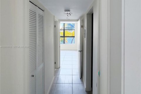 Condominio en alquiler en Miami, Florida, 1 dormitorio, 68.84 m2 № 2069027 - foto 8