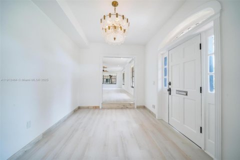 House in Coral Gables, Florida 5 bedrooms, 397.06 sq.m. № 1970711 - photo 3