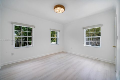 House in Coral Gables, Florida 5 bedrooms, 397.06 sq.m. № 1970711 - photo 17