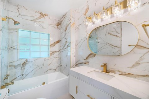 House in Coral Gables, Florida 5 bedrooms, 397.06 sq.m. № 1970711 - photo 18