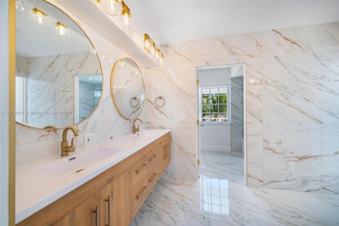 House in Coral Gables, Florida 5 bedrooms, 397.06 sq.m. № 1970711 - photo 15
