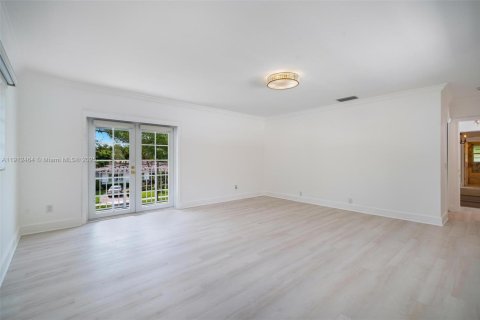 House in Coral Gables, Florida 5 bedrooms, 397.06 sq.m. № 1970711 - photo 12