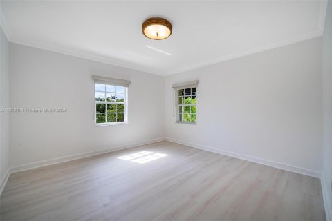 House in Coral Gables, Florida 5 bedrooms, 397.06 sq.m. № 1970711 - photo 19