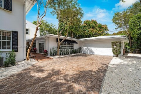 House in Coral Gables, Florida 5 bedrooms, 397.06 sq.m. № 1970711 - photo 21