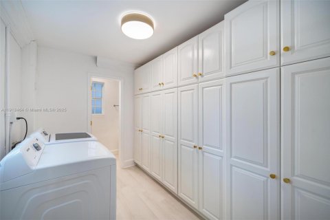 House in Coral Gables, Florida 5 bedrooms, 397.06 sq.m. № 1970711 - photo 20