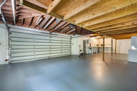 House in Coral Gables, Florida 5 bedrooms, 397.06 sq.m. № 1970711 - photo 25