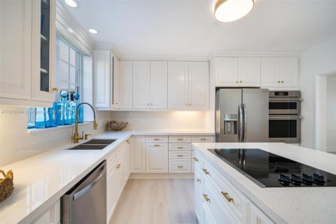 House in Coral Gables, Florida 5 bedrooms, 397.06 sq.m. № 1970711 - photo 7