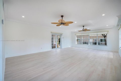 House in Coral Gables, Florida 5 bedrooms, 397.06 sq.m. № 1970711 - photo 5