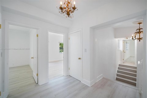 House in Coral Gables, Florida 5 bedrooms, 397.06 sq.m. № 1970711 - photo 11