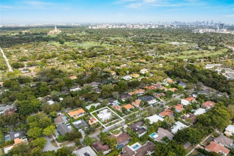 House in Coral Gables, Florida 5 bedrooms, 397.06 sq.m. № 1970711 - photo 27