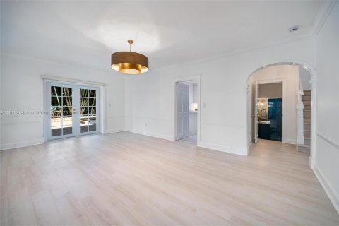 House in Coral Gables, Florida 5 bedrooms, 397.06 sq.m. № 1970711 - photo 8