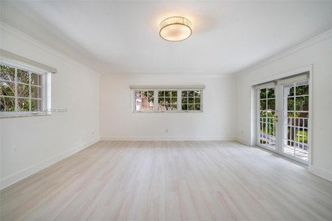 House in Coral Gables, Florida 5 bedrooms, 397.06 sq.m. № 1970711 - photo 13