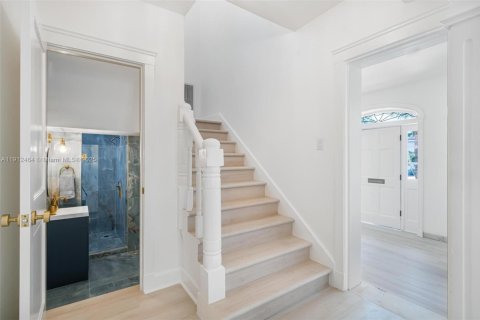 House in Coral Gables, Florida 5 bedrooms, 397.06 sq.m. № 1970711 - photo 10