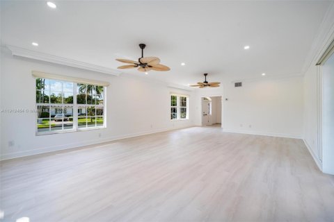 House in Coral Gables, Florida 5 bedrooms, 397.06 sq.m. № 1970711 - photo 4