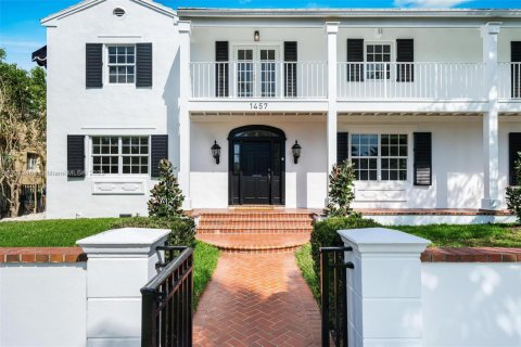 House in Coral Gables, Florida 5 bedrooms, 397.06 sq.m. № 1970711 - photo 2