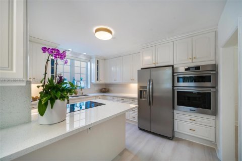 House in Coral Gables, Florida 5 bedrooms, 397.06 sq.m. № 1970711 - photo 6