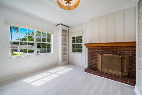 House in Coral Gables, Florida 5 bedrooms, 397.06 sq.m. № 1970711 - photo 9