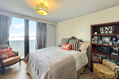 Condo in West Palm Beach, Florida, 2 bedrooms  № 2190727 - photo 8